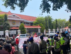 Ormas Mantra Protes di Pemkab, Ratusan Personel Polresta Pati Lakukan Pengamanan