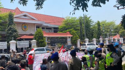 Ormas Mantra Protes di Pemkab, Ratusan Personel Polresta Pati Lakukan Pengamanan