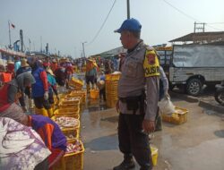 Gelar Patroli di Pelabuhan, Sat Polairud Polres Rembang Pantau Giat Masyarakat Nelayan