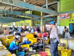 Monitor Giat Nelayan Bongkar Ikan, Satpolairud Polres Rembang Pantau Kondusifitas