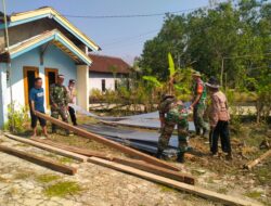 Peduli Warga Terdampak Puting Beliung di Nguter Sukoahrjo, TNI-Polri Bantu Perbaikan Rumah