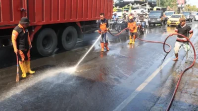 Tumpahan Solar di Jalan Lingkar Ngembal Kudus, Sejumlah Pemotor Berjatuhan