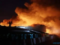 Penampakan Kobaran Api dari Kebakaran Gudang Rosok di Pasar Kliwon Solo