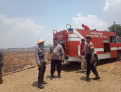 Personel Polsek Juwana dan Tim Damkar Berjibaku Padamkan Kebakaran Lahan di Mintomulyo