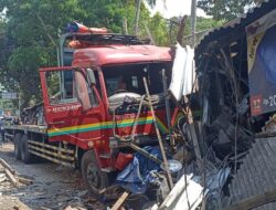 Oleng, Truk Tronton Tabrak Lima Warung di Tuntang Semarang-Solo