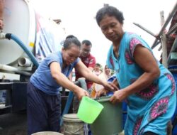 Polres Banjarnegara Bagikan Air Bersih Pada Warga Terdampak Kekeringan di HUT Ke-72 Humas Polri