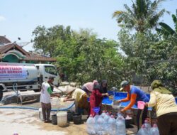 Gandeng Awak Media, Polres Sukoharjo Salurkan Bantuan Air Bersih di HUT Humas Polri ke 72