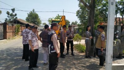 Polsek Batangan Pengamanan Pembongkaran Bangunan di Kali Banteng Bumimulyo