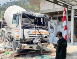 Rem Blong! Truk Molen Hantam Rumah-Motor di Turunan Wanatirta Brebes