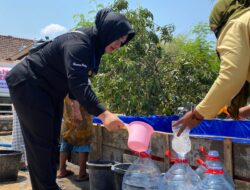 Polres Sukoharjo Bersama Wartawan Salurkan Bantuan Air Bersih di HUT Humas Polri ke 72