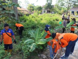 Bersihkan Sungai Gedangan, Sat Binmas Polres Rembang Gotong Royong Bersama BPBD dan Santri