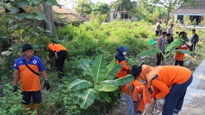 Bersama BPBD dan Santri, Sat Binmas Polres Rembang Gotong Royong Bersihkan Sungai Gedangan