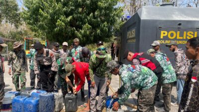 Sat Samapta Polres Sukoharjo Beri Bantuan Air Bersih di Desa Pundungrejo