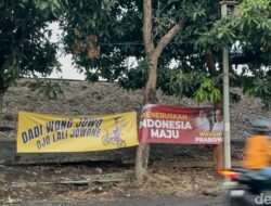 Spanduk Petruk ‘Ojo Ilang Jowone’ di Semarang Diturunkan Satpol PP