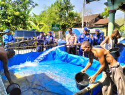 Satpolairud Polresta Pati Kirim 5 Truk Tangki Air Bersih ke Desa Kebowan