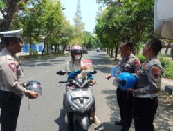 Sosialisasi Keselamatan Berkendara: Helm dan Buku Bagi Pengguna Jalan