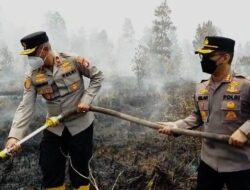 Terjadi Karhutla, Wakapolda Kalteng Turun Langsung Padamkan Api di Tanjung Taruna