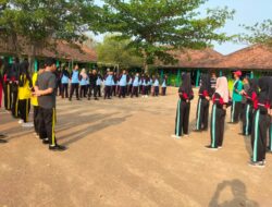 Tingkatkan Disiplin, Bhabinkamtibmas Polsek Gembong Latih Peraturan Baris-Berbaris di MTS Negeri 3