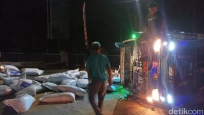 Kecelakaan di Jalan Klaten-Boyolali, Truk Pakan Ayam Terguling