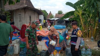 Desa Arumanis Jaken Terima Bantuan Air Bersih dari Polsek