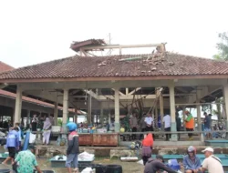 Atap Pasar Ikan Tiba-Tiba Roboh saat Hujan Deras di Banjarnegara