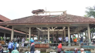 Diterjang Hujan Deras Atap Pasar Ikan Purwanegara Ambruk