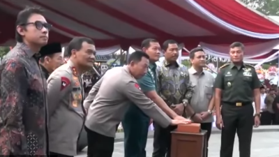 VIDEO: Kapolri di Dampingi Panglima TNI Meresmikan Monumen Jendral Hoegeng di Pekalongan