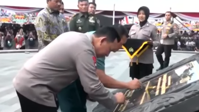 Didampingi Panglima TNI, Kapolri Resmikan Monumen Jenderal Hoegeng di Pekalongan