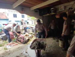 Polisi Dikerahkan Bersihkan Lumpur di Rumah Warga usai Banjir 2 Desa di Humbahas