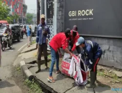 Tim Gabungan Copoti Puluhan Baliho Milik Caleg Semarang, Termasuk yang Berbayar