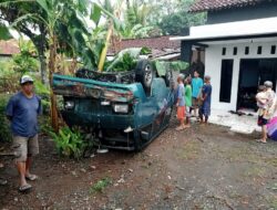 Mobil Carry di Banjarnegara Terbalik usai Tabrak Pagar Warga