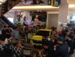 Staf Marketing Tabrak Pengunjung di Dalam Mall Paragon Semarang saat Pameran Mobil