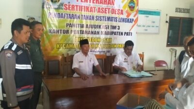 Panitia Ajudikasi Tim 3 Kementerian ATR/BPN Bagikan Sertifikat PTSL di Pati
