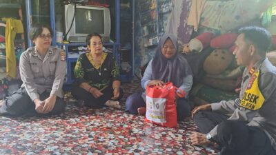 Polsek Dusel Beri Sembako & Bantu Renovasi Rumah Warga yang Rusak