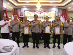 Kapolda Kalteng Beri Penghargaan Kampung Tangguh Bebas Narkoba pada Polres Barsel