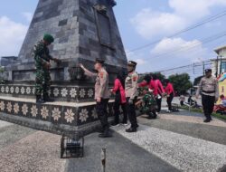 Hari Pahlawan ke-78, Polres dan Kodim Sukoharjo Bersih-Bersih Monumen Pahlawan