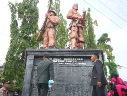 Hormati Jasa Para Pahlawan, TNI-Polri di Sukoharjo Bersihkan Monumen Pahlawan
