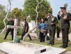 Kapolda Kalteng & Forkopimda Tabur Bunga di TMP Sanaman Lampang pada Hari Pahlawan