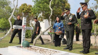 Kapolda Kalteng & Forkopimda Tabur Bunga di TMP Sanaman Lampang pada Hari Pahlawan