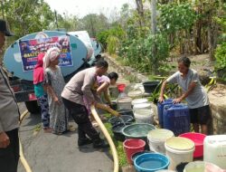 Beri Bantuan Air Bersih, Polsek Tawangsari & Alumni SMANTA’96 Peduli Kekeringan