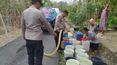 2 Tangki Air Bersih Disalurkan Polsek Tawangsari & Alumni SMANTA’ 96 ke Desa Lorog