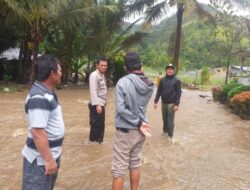 Anggota Polsek Doloksanggul Tinjau Lokasi Banjir di Desa Marbun Tonga Dolok