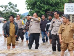 Banjir Bandang Merendam Dua Desa, Kapolres Humbahas Tinjau Lokasi