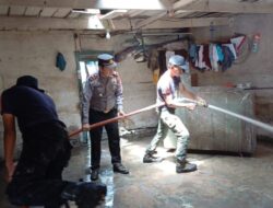 Kapolres Humbahas Kerahkan Seluruh Personil Bantu Bersihkan Rumah Warga Pasca Banjir