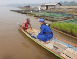 Jaga Ekosistem Perairan Barito, Personel Ditpolairud Beri Edukasi Masyarakat