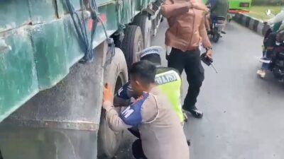 Hampiri Sopir Truk yang Alami Ban Bocor, Satlantas Polres Sukoharjo Bantu Perbaiki