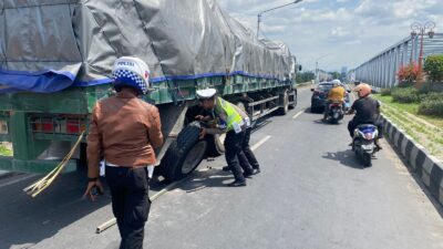 Satlantas Polres Sukoharjo Bantu Pengendara Truk Ganti Ban yang Meletus