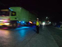 Satlantas Polresta Pati Hadir, Regu Shift 2 Urai Perlambatan Arus di Jalan Pati Batangan Akibat Perbaikan Jalan