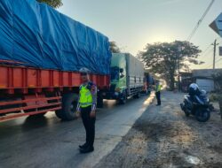 Antisipasi Kemacetan: Regu Shift 2 Satlantas Polresta Pati Amankan Lalu lintas di Desa Raci Batangan