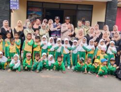 35 Murid Bersama Guru Berkunjung ke Polsek Pucakwangi: Polisi Sahabat Anak Diterapkan dengan Antusias